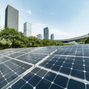 Como a energia solar em Barueri contribui para o desenvolvimento sustentável da cidade