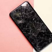 Tela trincada: consertar ou trocar o celular? Descubra a melhor opção para você!