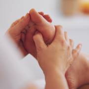 Seus pés também merecem cuidado e atenção, conheça a reflexologia podal