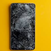 A tela do seu celular quebrou?