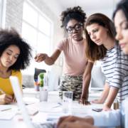 Se você sente que sua equipe está desmotivada, pouco engajada ou desalinhada com os objetivos da empresa, talvez seja hora de repensar a forma como o aprendizado acontece dentro da organização.