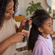 Cabelo cacheado infantil: como desembaraçar com carinho