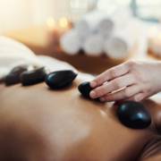 10 Benefícios da Massagem de Pedras Quentes