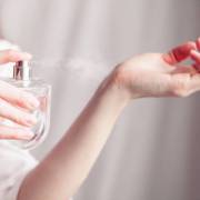 Como fazer o perfume durar mais na pele