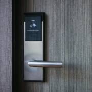 Segurança de portas e fechaduras com chaveiro em Aquiraz