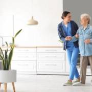 Como prevenir quedas de idosos dentro de casa?