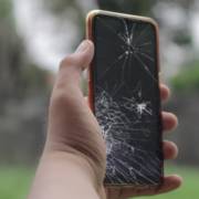 Meu celular quebrou: consertar ou comprar outro?