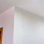 Como evitar rachaduras em paredes e tetos de gesso?