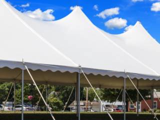 Tendas para feiras e eventos ajudam a criar espaços versáteis em Assis
