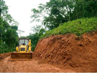 Terreno em declive: o que avaliar antes de começar uma obra?