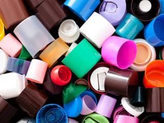 Quais são as principais vantagens dos materiais plásticos?