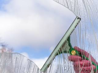  Como limpar vidros de forma impecável em 6 passos