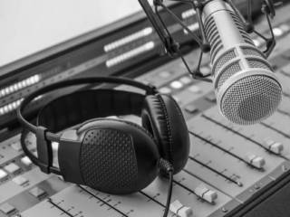 Como o rádio fortalece a comunicação local?