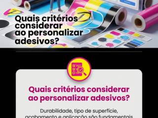 Quais critérios considerar ao personalizar adesivos?