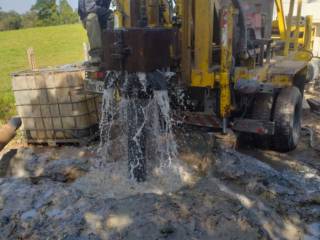 Qual a diferença de poço artesiano e semi artesiano?