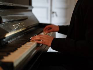 Sete benefícios de aprender a tocar piano ou teclado