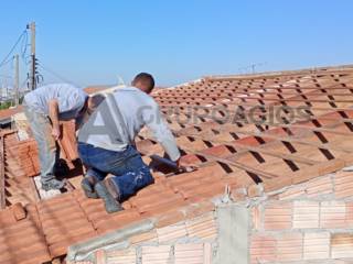 Estrutura de madeira para telhado com cobertura de telha cerâmica convencional