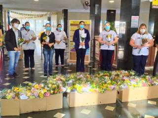 Profissionais do Hospital Regional recebem flores e poemas como homenagem pelos trabalhos durante a pandemia