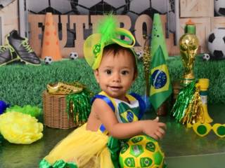 Uma pequena campeã em um ensaio digno de Copa do Mundo