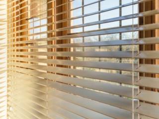 Persianas que combinam praticidade e estilo para qualquer ambiente