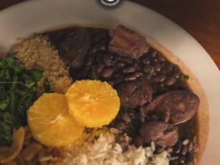 Feijoada no Cardume: O Sabor que Deixa Seu Dia Mais Completo 