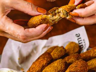 O bolinho de aipim com carne seca que conquistou Mineiros!