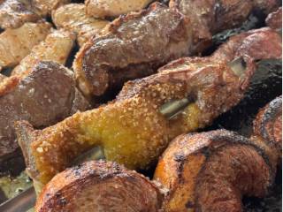 Churrasco, Self-Service e Marmitas Que Fazem Sucesso em Mineiros