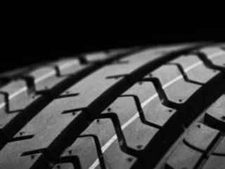 Pneu careca? Aqui o preço é justo e o atendimento é top!