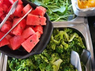 Frescor no prato: saladas que renovam no Panelão de Mineiros