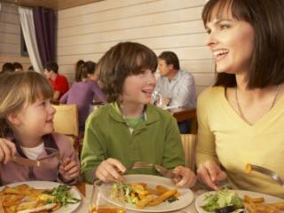 O melhor tempero é estar junto, almoce com a família no Restaurante Panelão!