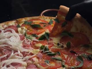 Pizza Feita com Paixão: Por que Amamos o Rocha Farias Burguer e Pizzaria