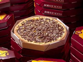Entre o jantar e a felicidade existe uma pizza doce