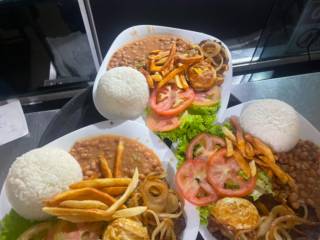 Do espetinho ao prato completo, tem sempre uma boa escolha