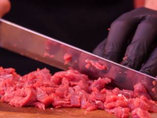 Hoje tem carne boa na mesa. A pergunta é: qual vai ser a escolhida?