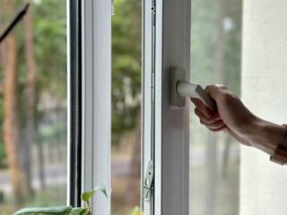 Manutenção preventiva para portas e janelas de alumínio: dicas essenciais.