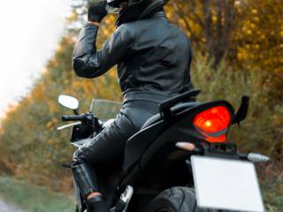 A estrada termina, mas o atendimento do Alfa Moto Táxi continua