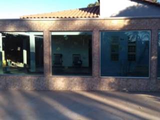 Segurança com Estilo: Muros de Vidro que Valorizam Seu Imóvel