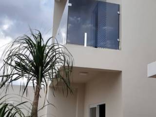 Elegância e Privacidade: Sacadas com Vidro Fumê Sob Medida