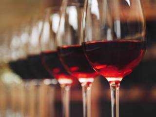 Tradição e sabor em cada taça! Os melhores vinhos estão aqui
