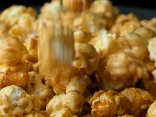 Por que a pipoca gourmet perde a crocância?