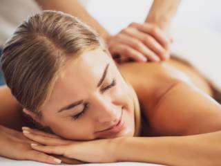 Você conhece a famosa massagem lomi lomi?
