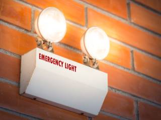 Luz de emergência: saiba como funciona e onde usar