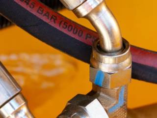 Entenda como é feita a prensagem de mangueiras hidráulicas.