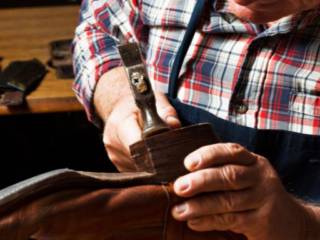 O que faz um sapateiro