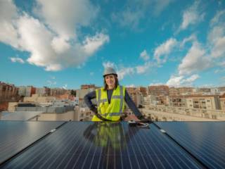Como a energia solar pode reduzir os custos de energia em empresas locais.