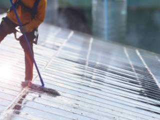 De quanto em quanto tempo os painéis solares precisam ser limpos?
