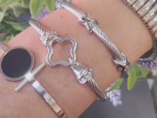 Entre Luzes e Histórias: Braceletes Que Contam Segredos