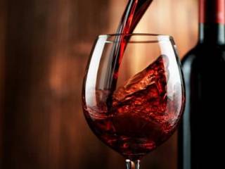 4 motivos para tomar uma taça de vinho por dia