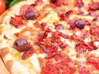 A Irresistível Pizza de Peperoni da Dom Caetano – Sabor que Encanta em Mineiros!