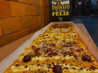 Criatura, Se é Pizza de Metro que Você Quer, a Dom Caetano É o Lugar Certo!